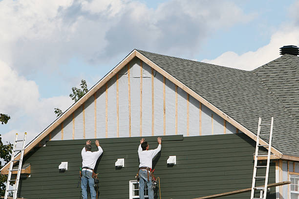 Professional Vinyl Siding technician working in Elgin, OR